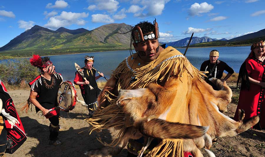 Mehr erfahren über die First Nations: Dakka' Kwa'an Tänzer bei Carcross