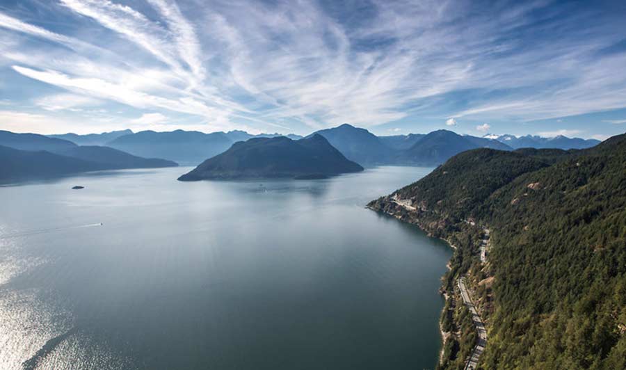 Vorbei an grünen Inseln und Fjorden